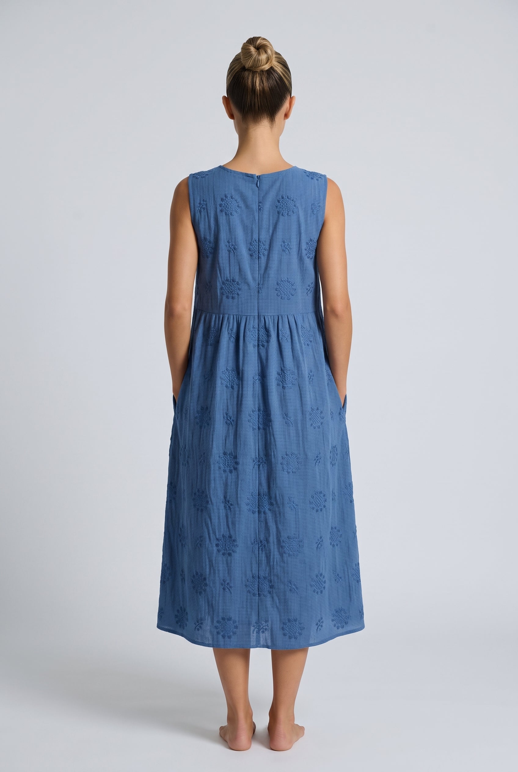 Pia | Sleeveless Round Neck Midi Dress