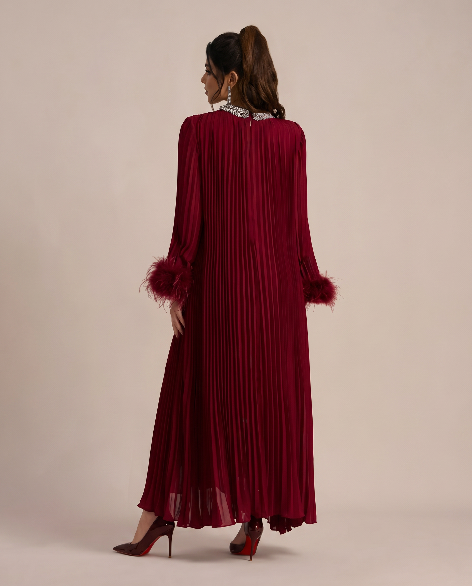 Felicia | Maxi Dress with Pleated Fabric and Feather Cuffs