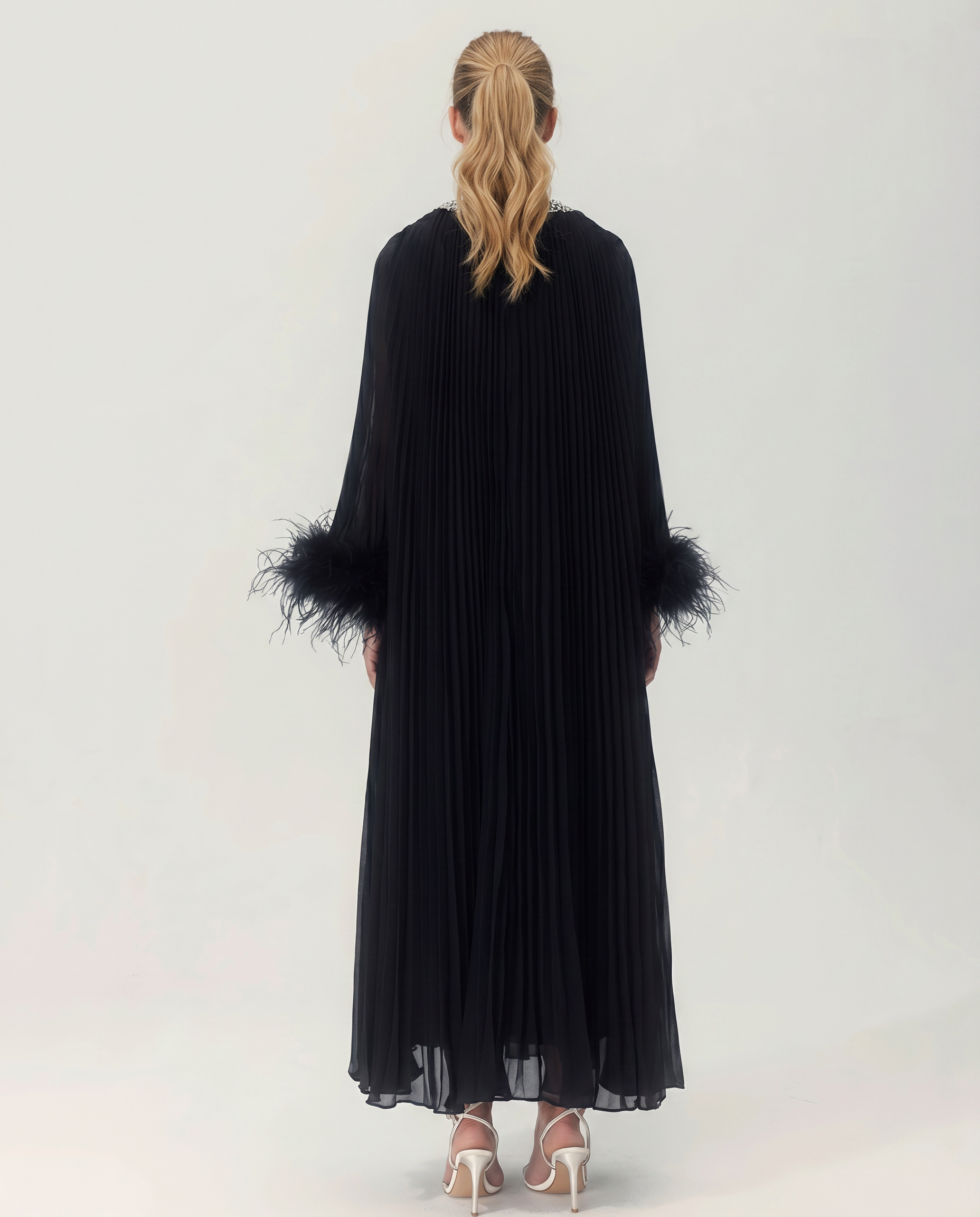 Felicia | Maxi Dress with Pleated Fabric and Feather Cuffs