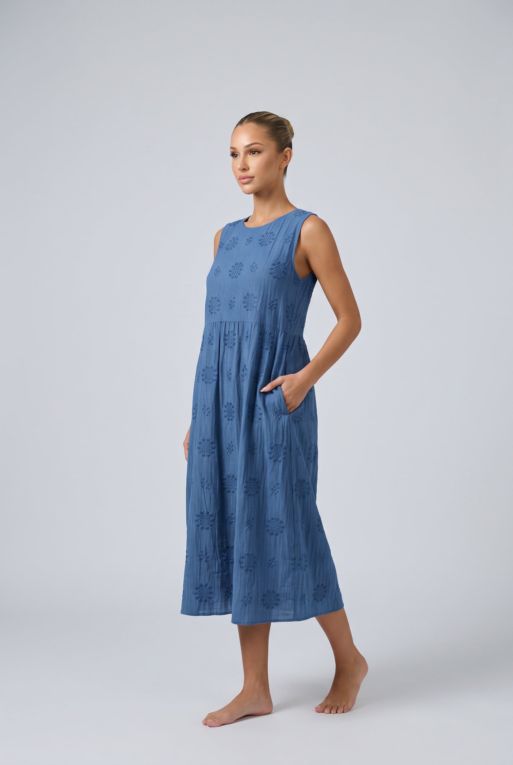 Pia | Sleeveless Round Neck Midi Dress