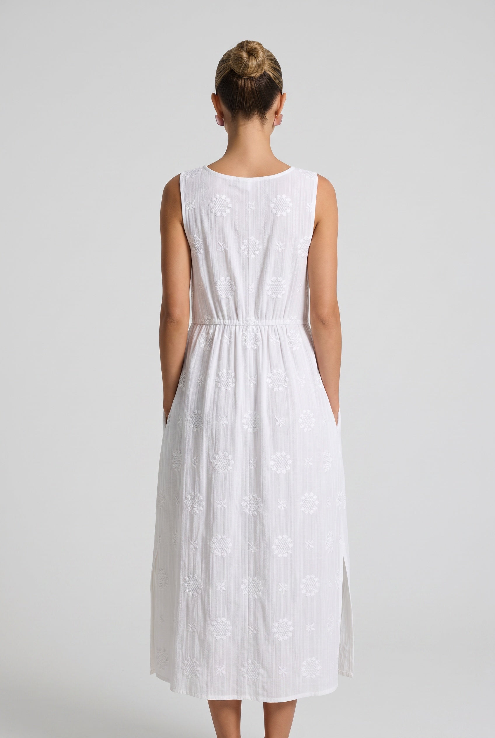 Pia | Sleeveless Round Neck Midi Dress
